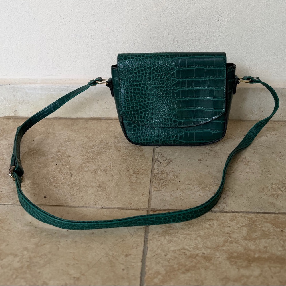Elegant Green Crocodile-Embossed Crossbody Bag